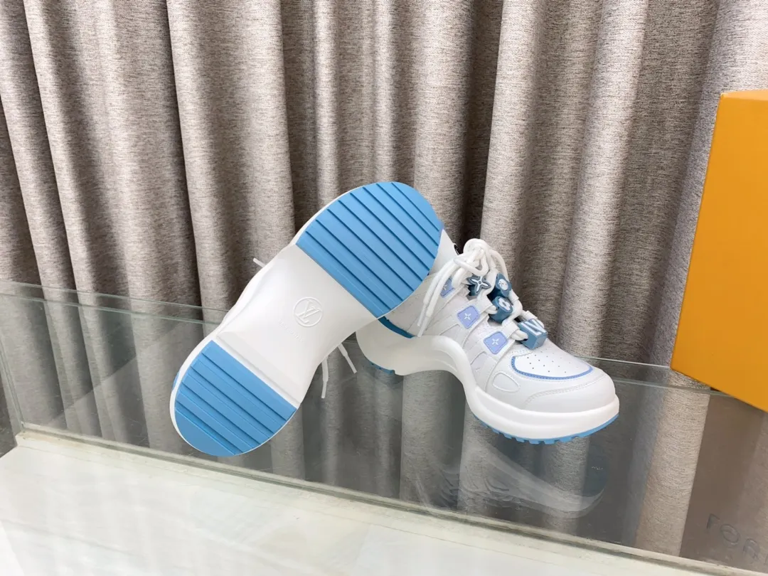 👟👟Ex-factory price 760👟👟 Louis Vuiton·Louis Vuitton 24/ New Chinese Valentine's Day limited edition LV Archlight series arch sole dad shoes casual thick-soled lace-up sneakers top version🔝original purchase, development and production👍🏻 This LV dad shoe features an eye-catching wavy sole and large tongue. It is equipped with a sporty super-elastic running shoe style rubber outsole, which is very eye-catching. It is also combined with a soft and elastic upper made of a variety of high-tech fabrics, making the upper foot comfortable and soft! 🤩 Fabric: Original custom-made first-layer cowhide + technical fabrics Lining: Original imported breathable mesh lining + cowhide foot pads Sole: Original molded correct U-shaped arch outsole Bottom thickness: about 5cm Size: 35-39 (40.41 custom-made, non-refundable)